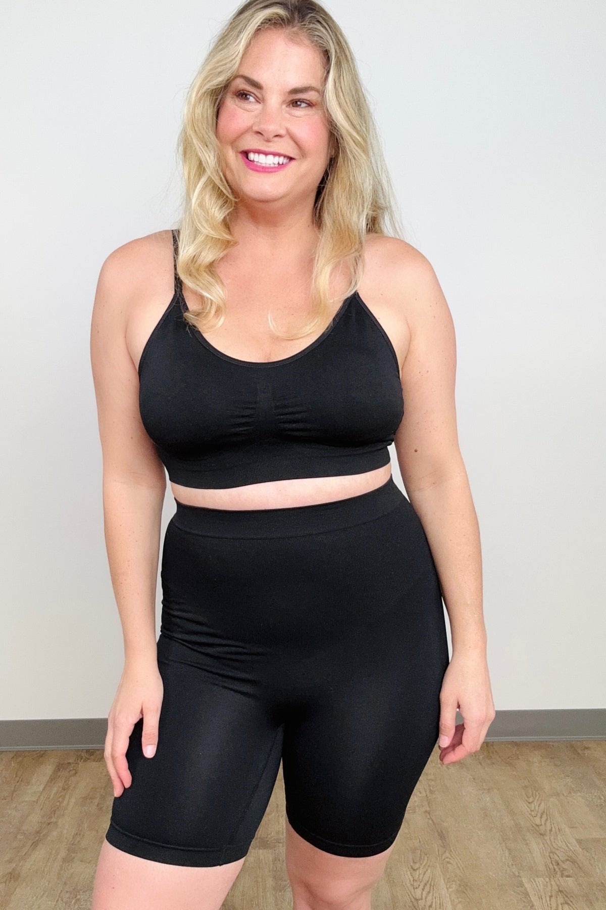 FawnFit Solid Seamless Sports Bra & Butt Lift Shorts Set