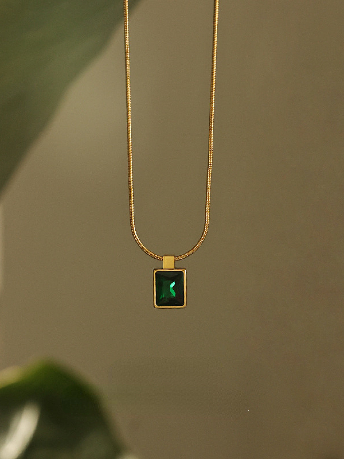 Women Green Glass Pendant Necklace